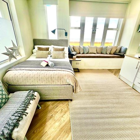Beachfront Compact Coastal Crib, Direct Sea Views & Air Conditioning Littlestone-on-Sea エクステリア 写真