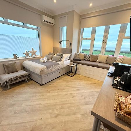 Beachfront Compact Coastal Crib, Direct Sea Views & Air Conditioning Littlestone-on-Sea エクステリア 写真