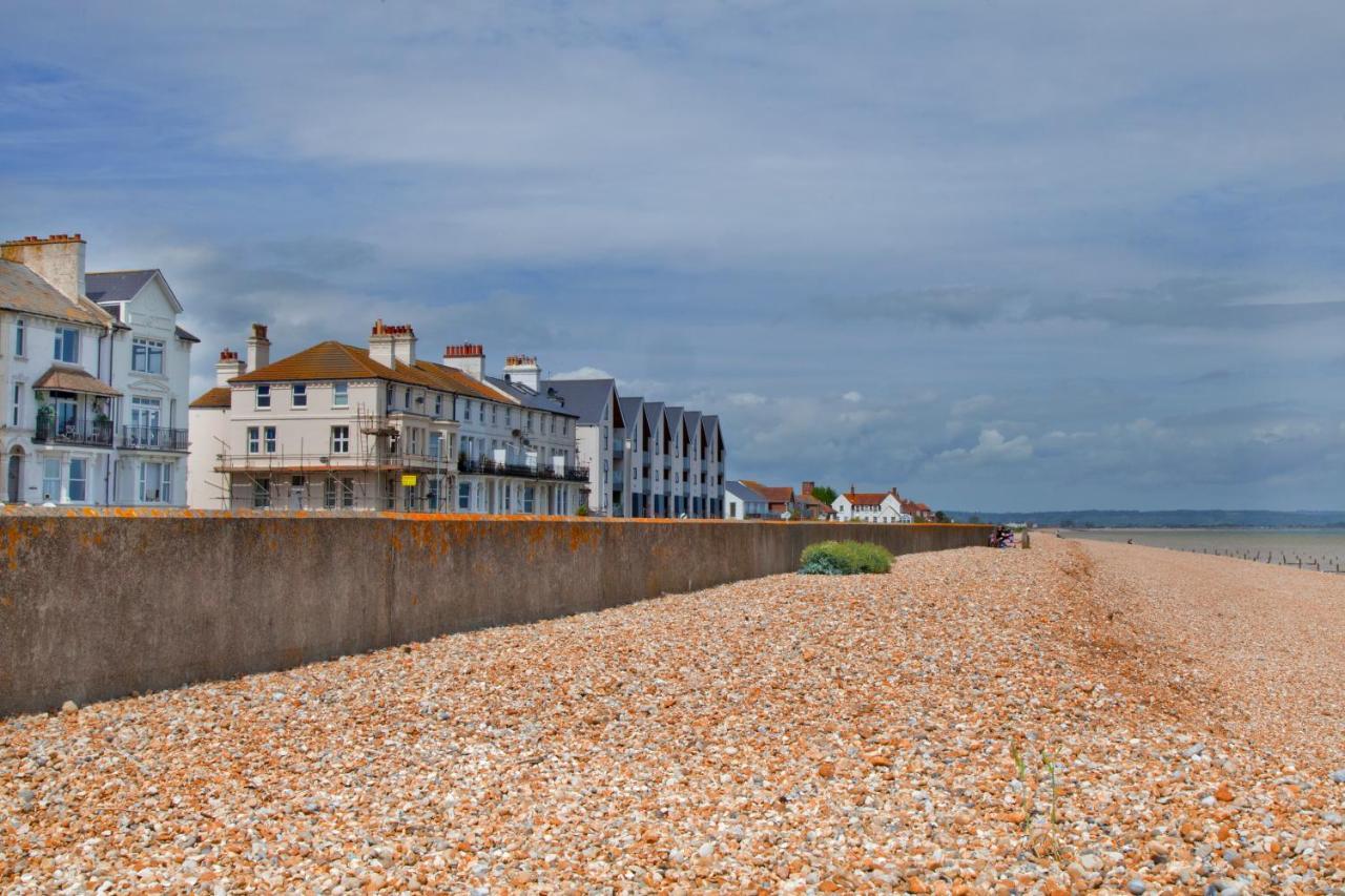 Beachfront Compact Coastal Crib, Direct Sea Views & Air Conditioning Littlestone-on-Sea エクステリア 写真