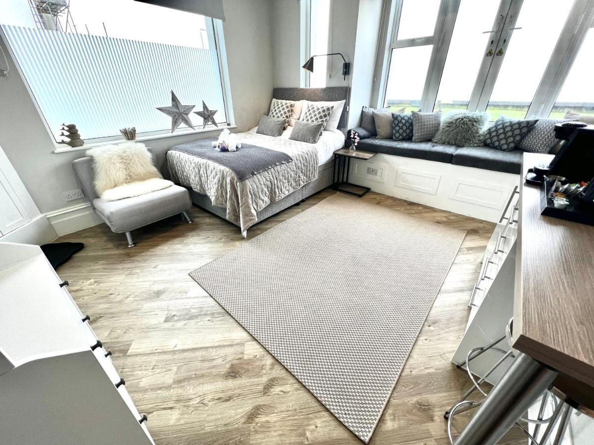 Beachfront Compact Coastal Crib, Direct Sea Views & Air Conditioning Littlestone-on-Sea エクステリア 写真