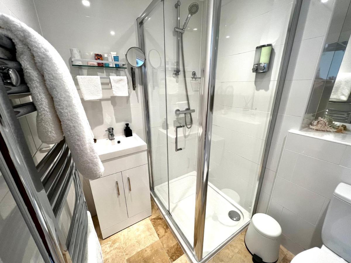 Beachfront Compact Coastal Crib, Direct Sea Views & Air Conditioning Littlestone-on-Sea エクステリア 写真