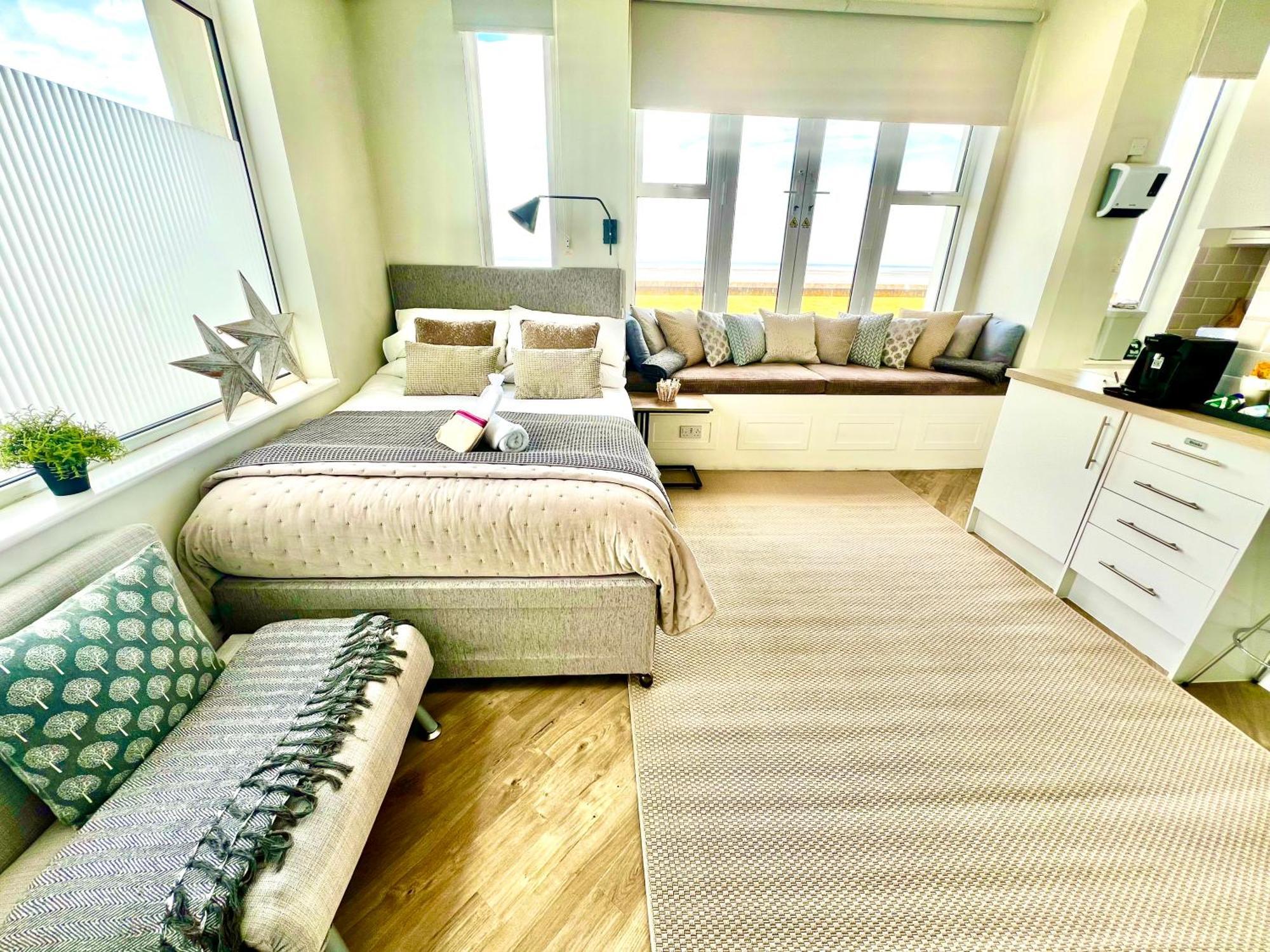 Beachfront Compact Coastal Crib, Direct Sea Views & Air Conditioning Littlestone-on-Sea エクステリア 写真